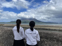 桜島を望む二人